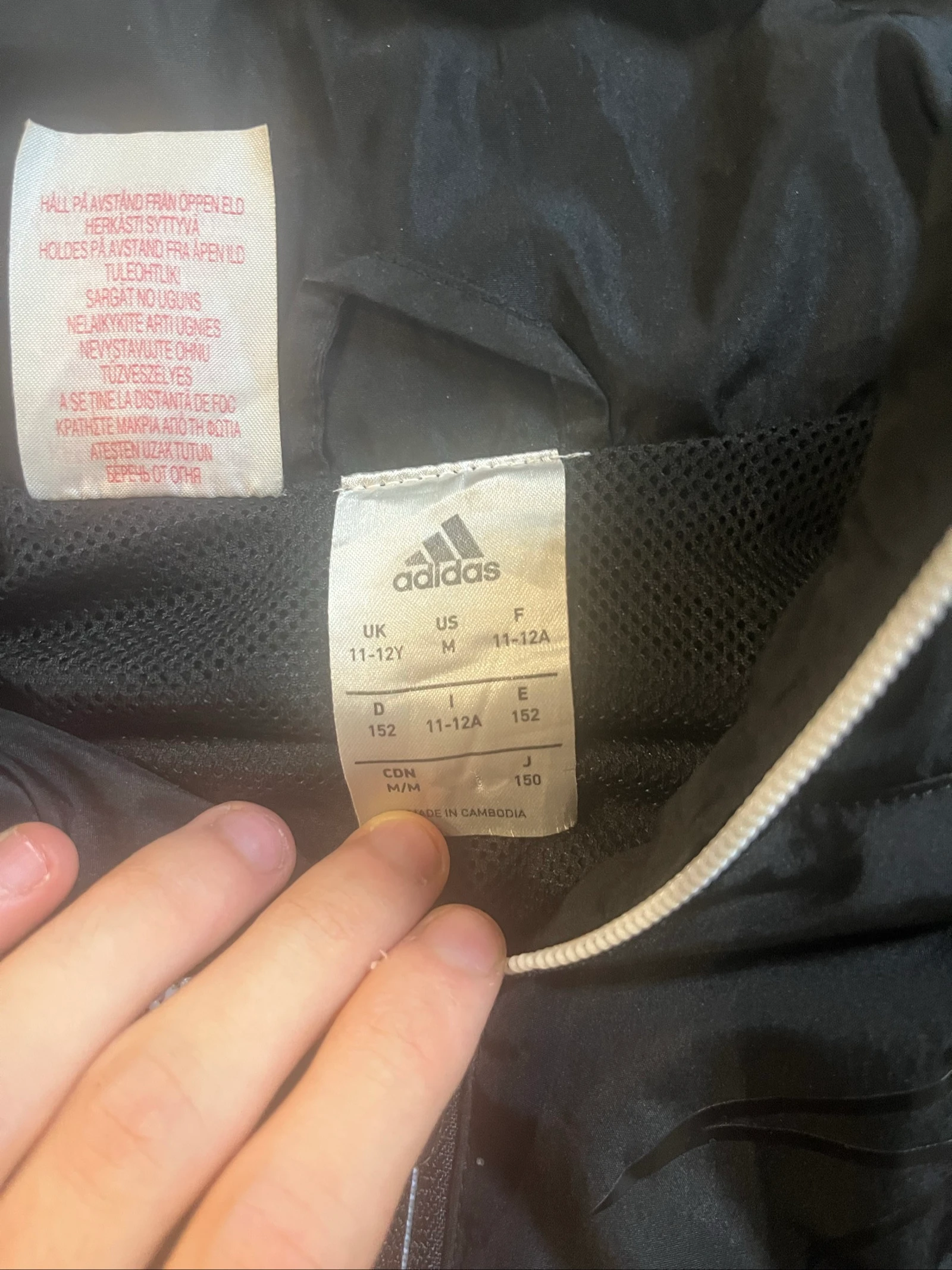 Chaqueta cortavientos negra con capucha y logo reflectante en colaboración con Messi - Adidas - 12 años - muy buen estado – photo 2